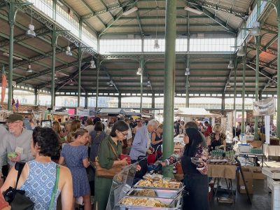 Le marché des Lices à Rennes, deuxième plus grand marché de France et vieux de 400 ans / © Steve Stillman pour Enlarge your Paris