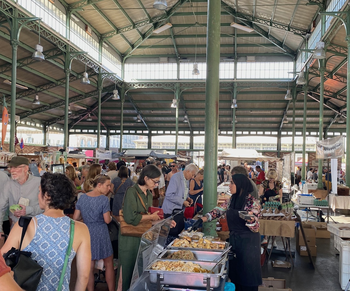 Le marché des Lices à Rennes, deuxième plus grand marché de France et vieux de 400 ans / © Steve Stillman pour Enlarge your Paris