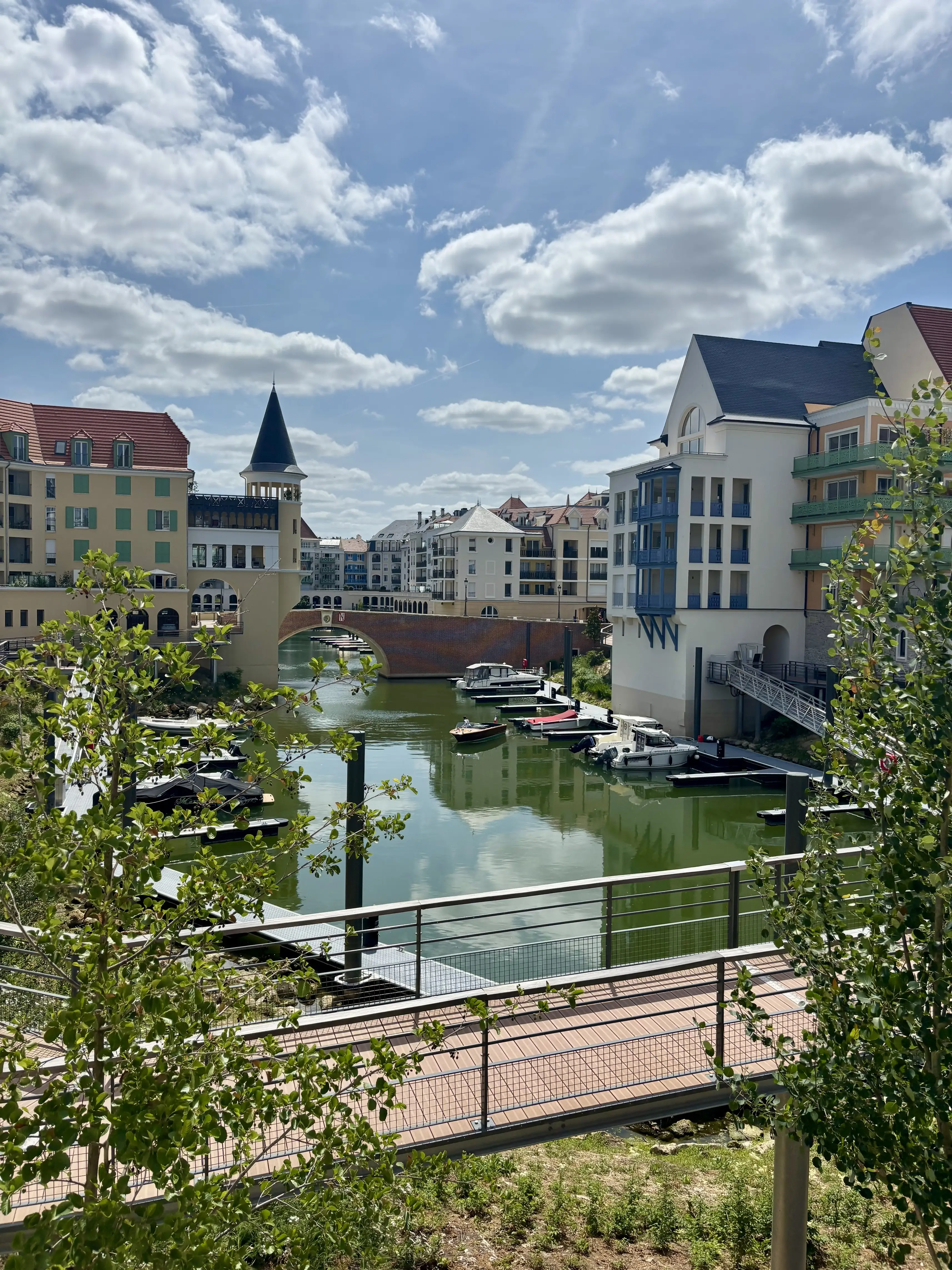 En fin de parcours, dans la boucle de la Seine, la drôle de marina de La Frette, inspirée de Port-Grimaud et de Port-Cergy. Vianney Delourme pour Enlarge your Paris