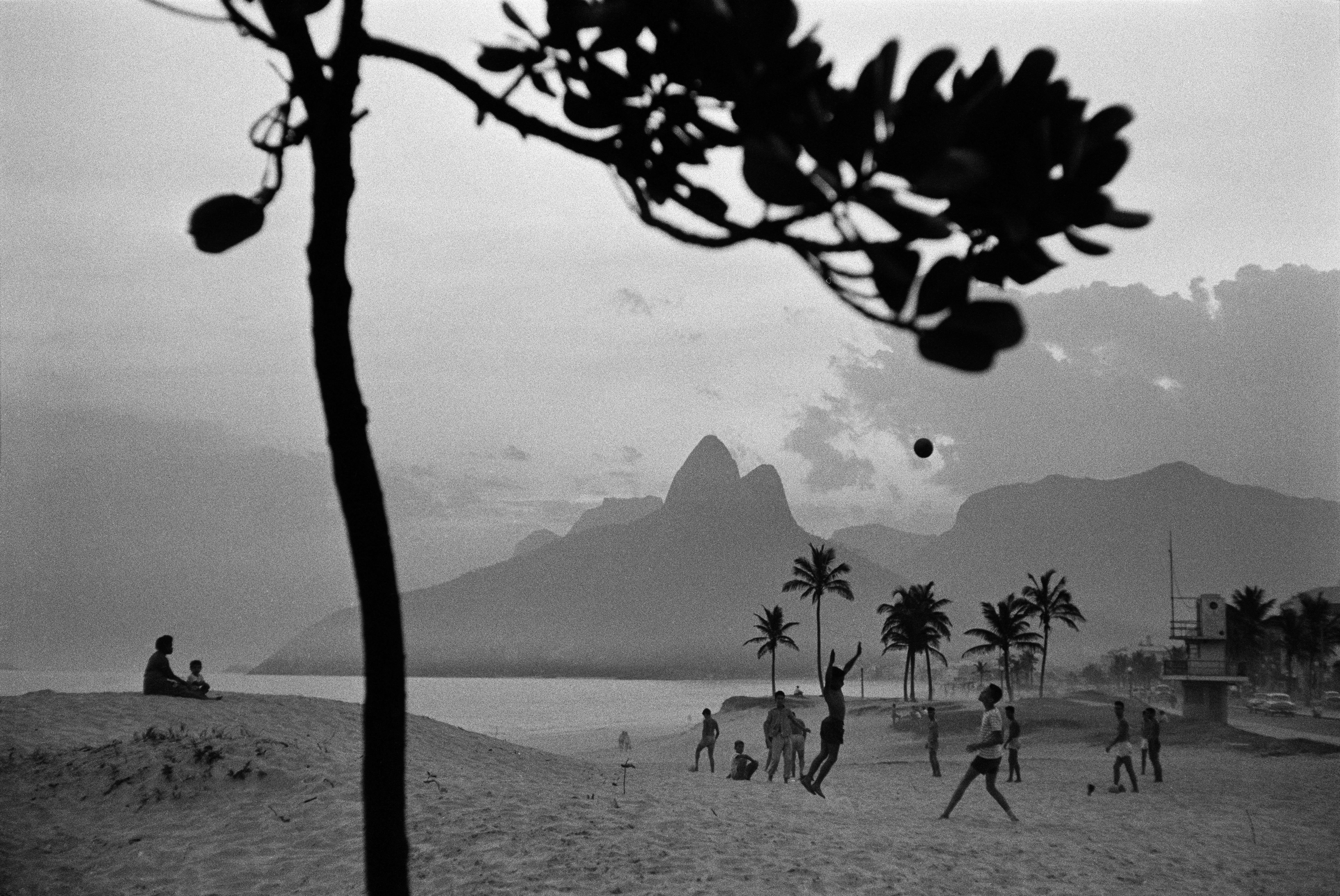 Rio de Janeiro. 1958. René Burri de l'Agence Magnum "Playing altinho on Ipanema beach."