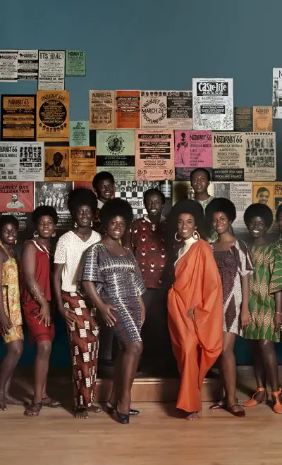 Séance photo « Naturally ’68 » au Apollo Theater avec les mannequins Grandassa et les membres fondateurs d’AJASS, vers 1968