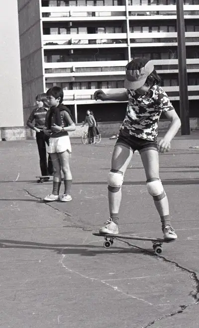 Archives municipales de Fontenay-sous-Bois Skateboard dans le quartier de la Redoute 1978